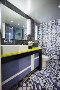 een badkamer met een wastafel, een toilet en een spiegel bij A3_Aplotaria Architect's Apartment in Chios