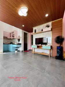 sala de estar amplia con TV de pantalla plana. en Căn Lovely, en Vung Tau