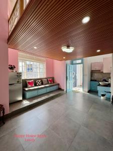 Una sala de estar con un sofá y una cocina. en Căn Lovely, en Vung Tau