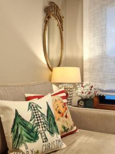 a living room with a christmas pillow on a couch at Vigo apartamento 2 dormitorios Decorado por Navidad in Vigo