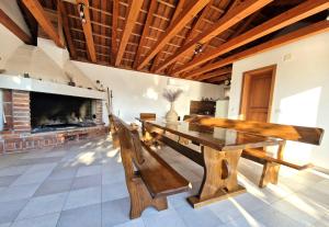 uma sala de jantar com uma mesa de madeira e uma lareira em Villa Jelena em Zadar