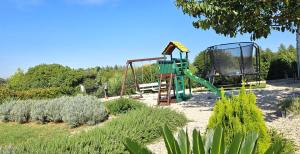 um parque infantil com escorrega num jardim em Villa Jelena em Zadar