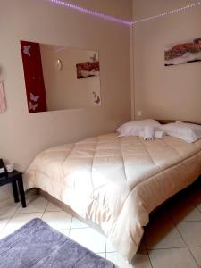 um quarto com uma grande cama branca num quarto em Studio near University of Thessaly em Lárissa