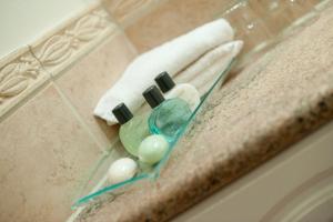 lavamanos con cepillo de dientes y pasta de dientes en Woodbury Park Hotel & Spa en Exeter