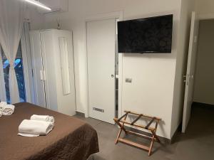 Televízia a/alebo spoločenská miestnosť v ubytovaní Stella Rooms