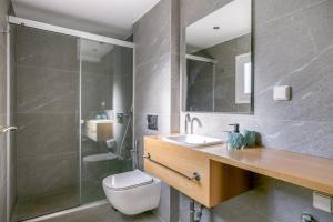 Koupelna v ubytování Elia Kolonaki Luxury Apartments + 48 fotografií