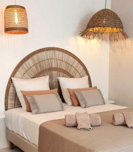 ein Schlafzimmer mit einem großen Bett mit Kissen darauf in der Unterkunft Bohême Carib & Massage - Un Goût De Paradis ! in Deshaies