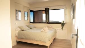 En eller flere senge i et værelse på Luxury and newly refurbished 3 bedroom apartment next to the slopes including indoor parking