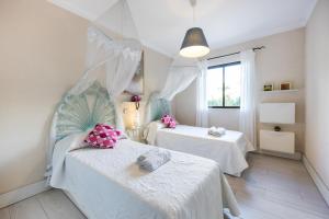 a room with two beds and a window at O Encanto do Algarve in Carvoeiro