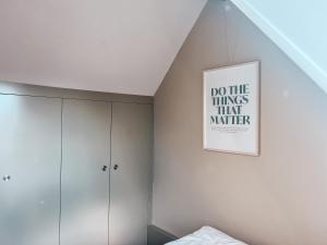 - une chambre avec un lit et une photo sur le mur dans l'établissement Kyritzer Budenhaus (Nr. 101), à Kyritz