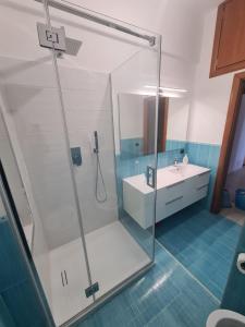uma casa de banho com um chuveiro e um lavatório. em La Finestra Sul Golfo em Ercolano
