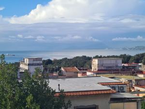 einen Blick auf eine Stadt mit dem Meer im Hintergrund in der Unterkunft La Finestra Sul Golfo in Ercolano