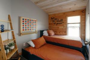 1 dormitorio con 1 cama en una habitación de madera en Cabin Blhues - Countryside Escape Pond Hot Tub, en Narrowsburg