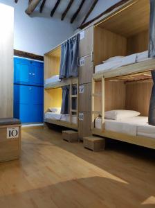 Двох'ярусне ліжко або двоярусні ліжка в номері Hostal Casablanca