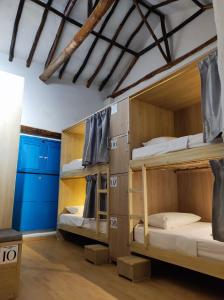 Bunk bed o mga bunk bed sa kuwarto sa Hostal Casablanca