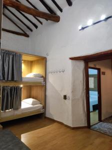 Habitación con literas y espejo. en Hostal Casablanca, en San Gil