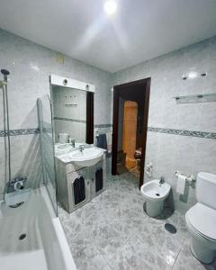 y baño con lavabo y aseo. en El Rincón de Maru, en Cazalla de la Sierra