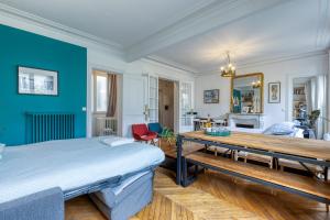 a bedroom with a bed and a table at Dans les arbres à Montmartre in Paris