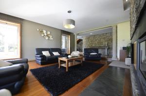 uma sala de estar com sofás e uma mesa de centro em Villa 320 em Barcelos