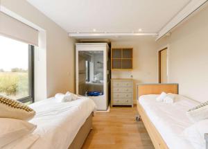 Llit o llits en una habitació de Fawn Cottage disabled adapted 3 bed cottage