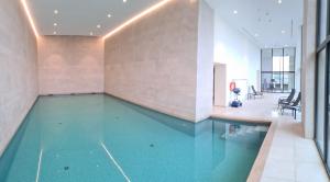 una piscina coperta in un edificio con piscina di Central Park Tower Sea View Residence with pool and gym a Ostenda