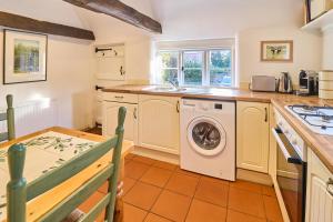una cucina con lavatrice e asciugatrice di Host & Stay - Bere Cottage a Canterbury