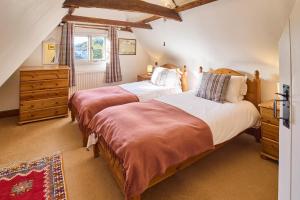 Host & Stay - Bere Cottage في كانتربيري: غرفة نوم بسريرين ونافذة