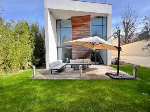 Casa con patio con sombrilla en L'Eden - Maison architecte 235m2 Disney, en Le Perreux-Sur-Marne