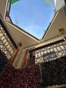 Elle offre une vue sur un bâtiment doté d'une fenêtre. dans l'établissement Riad Hna Ben Saleh, à Marrakech