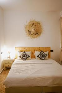 Dar Sultana Guesthouse Surf Morocco في تمراغت: غرفة نوم بسرير كبير مع وسادتين