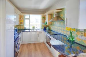 uma cozinha com um lavatório e uma bancada em Seaside spacious 4 BR Nr Town centre and Open Golf em West Kirby