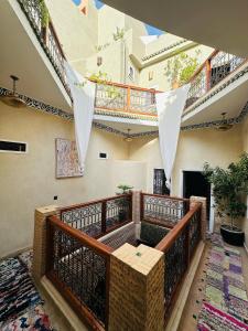 Habitación con balcón, sofá y escaleras. en Riad Hna Ben Saleh, en Marrakech