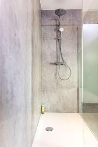 eine Dusche in einem Badezimmer mit einer Glastür in der Unterkunft Ferienwohnung Harzliebe - am Fuße des Brocken in Wernigerode + 11 Fotos