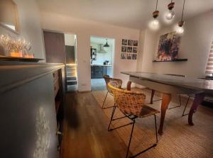 eine Küche und ein Esszimmer mit einem Tisch und Stühlen in der Unterkunft Godi's House in Vianden