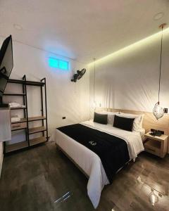 ein Schlafzimmer mit einem großen Bett mit blauem Licht in der Unterkunft HOTEL MASS LUXURY in Doradal