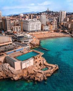 una vista aérea de la playa y del océano en Luxe calme et volupté avec vue panoramique sur le vieux port, en Marsella