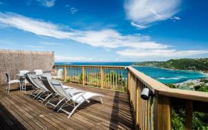 una terraza con sillas y vistas al océano. en Saint Barth Villa 2, en Saint-Jean