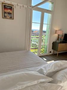 a bedroom with a bed and a large window at Studio lumineux vue mer et plage avec balcon in Saint-Palais-sur-Mer
