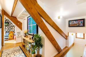um quarto com tectos em madeira e uma escadaria com vigas em madeira em Entire Villa 430 sqm - 17 bedrooms, 19 beds, Villa des Ammonites em Meudon