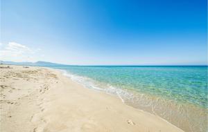 ein Sandstrand mit Blick auf das Meer an einem sonnigen Tag in der Unterkunft La Pietraia in Badesi