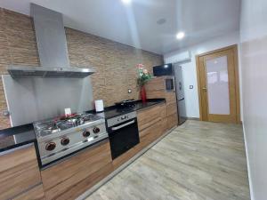 cocina con fogones y fogones horno superior en Sonho Verde by LovelyStay, en Ribeira de Pena