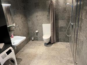 Koupelna v ubytování ÅhusBrygga Apartment Hotel