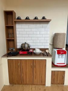 eine Küche mit einer Arbeitsplatte und einer Mikrowelle in der Unterkunft Villa Takasima Berastagi in Berastagi
