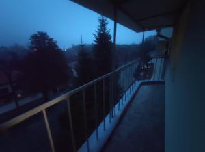 - une vue sur le balcon d'un bâtiment la nuit dans l'établissement Toshevo Guests, 