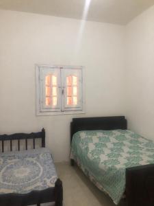 Schlafzimmer mit einem Bett und einem Fenster in der Unterkunft برنس in Marsa Matruh