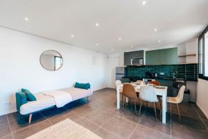 ein Wohnzimmer mit einem Sofa und einem Tisch in der Unterkunft Vélodrome 6 couchages avec clim in Marseille