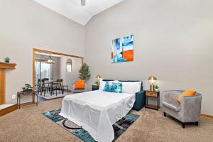 een slaapkamer met een bed en een woonkamer bij Oak Haven: 3 King Beds + Fast Wi-Fi + FREE Parking 