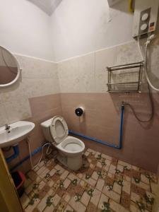 a bathroom with a toilet and a sink at บ้านสวน สระแก้ว รีสอร์ท 