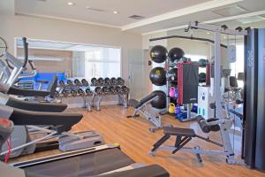 un gimnasio con un montón de equipamiento en una habitación en Oceana Suites en Cruceros III, con piscina interior climatizada, en Punta del Este