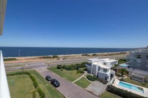 una vista aérea de un edificio y del océano en Oceana Suites Cruceros III, en Punta del Este 22 fotos más